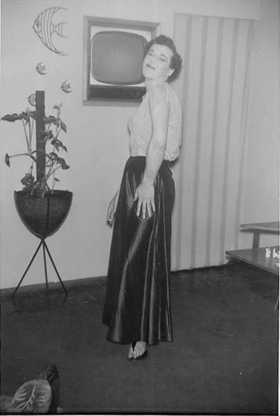 Download the full-sized image of Unknown femme in satin skirt
