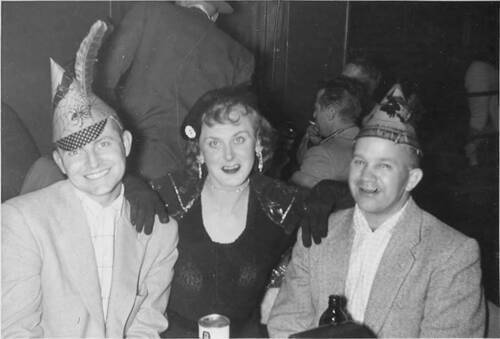 Download the full-sized image of Unknown femme posing with 2 men in party hats