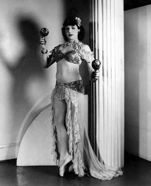 Download the full-sized image of Jackie Starr en pointe with maracas